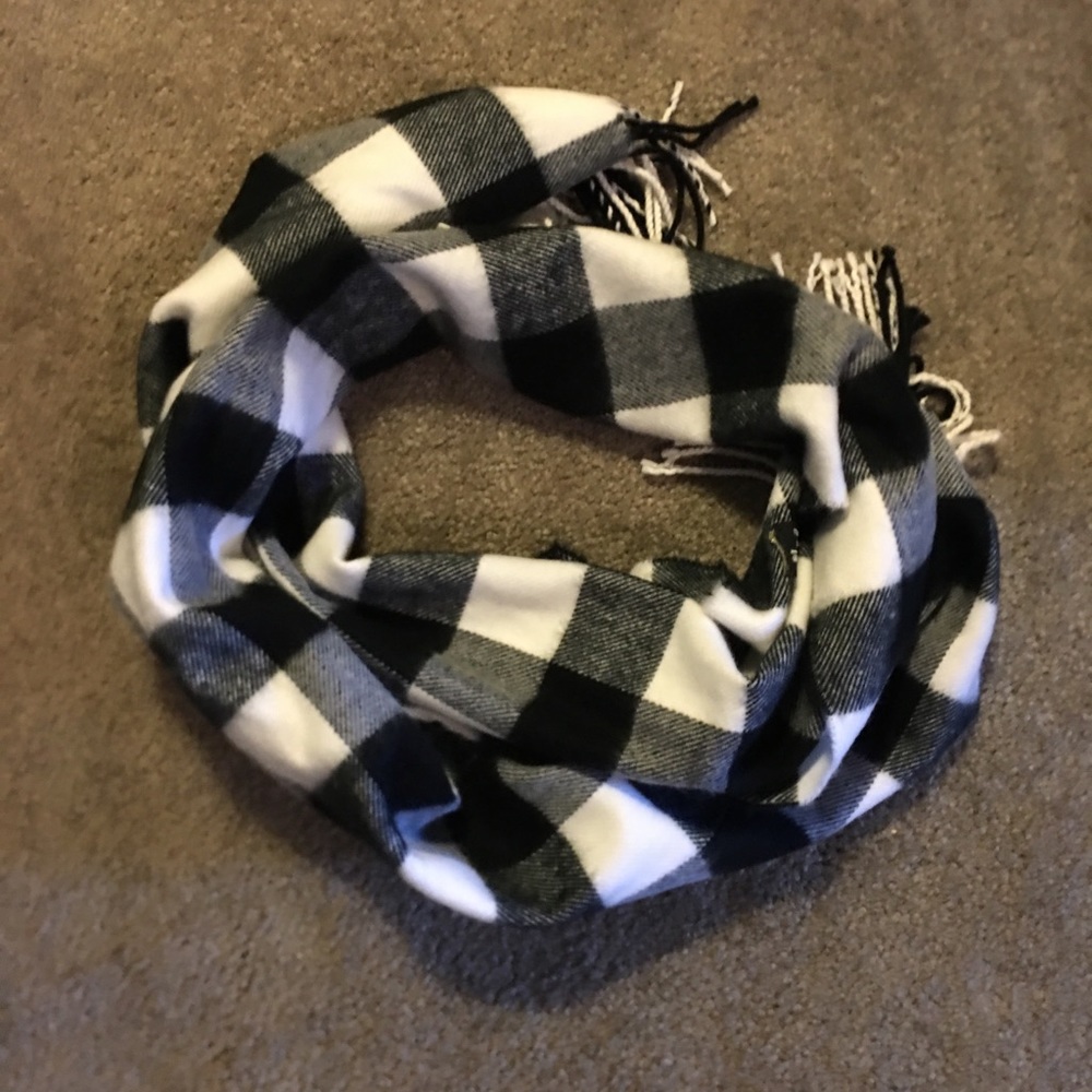 Black and white Buffalo Plaid scarf - Picture 3 of 3